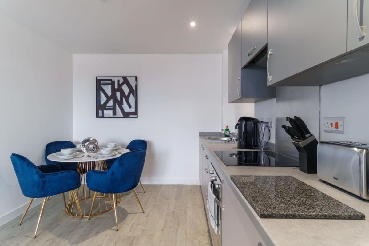 Stunning 2 Bed Apartment In Salford With Views Manchester Exterior photo
